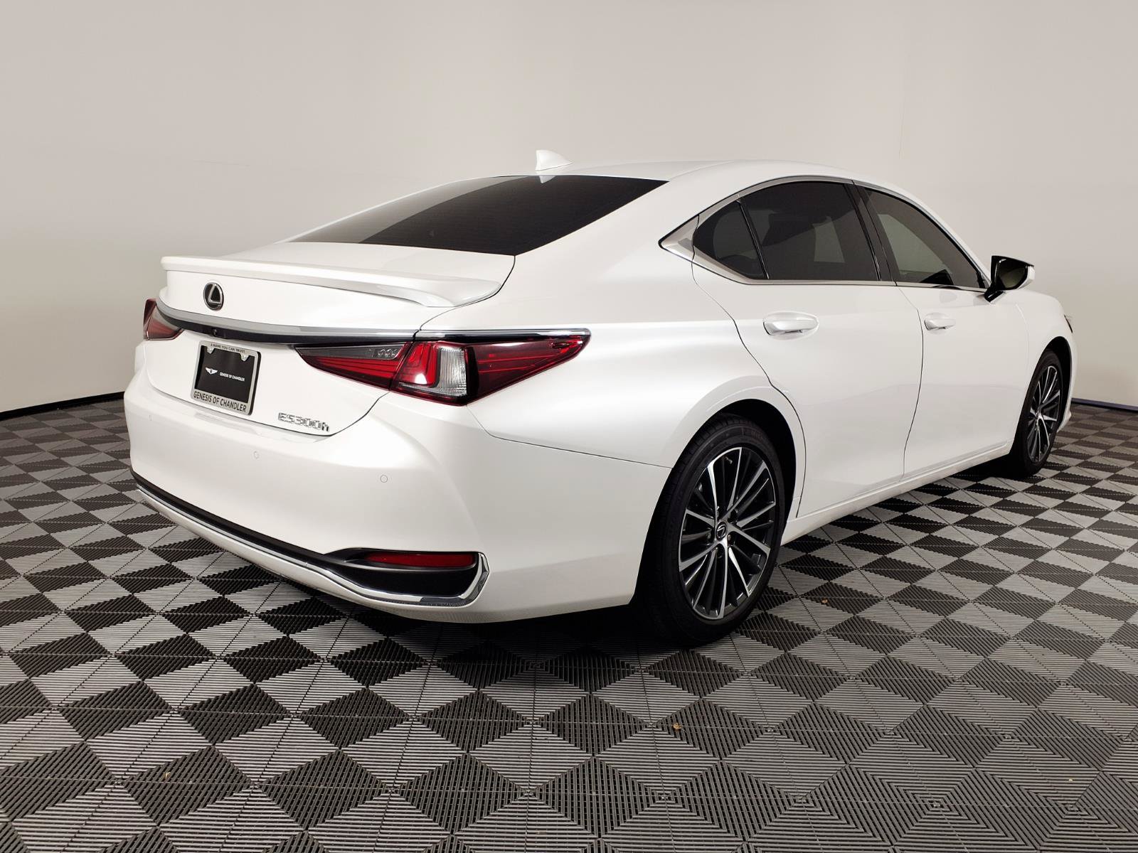 Used 2025 Lexus ES 300h w/ Premium Package FWD image 4
