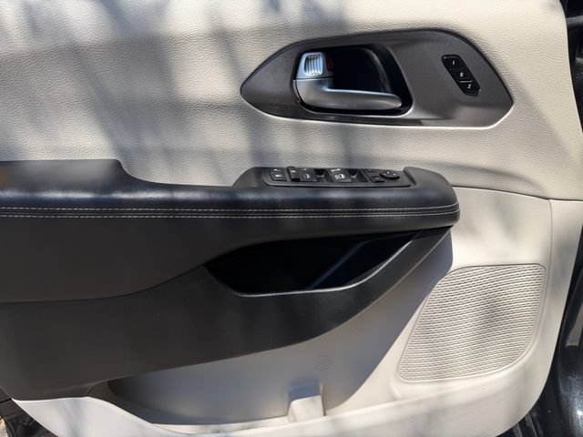 Used 2023 Chrysler Pacifica Touring-L FWD image 17
