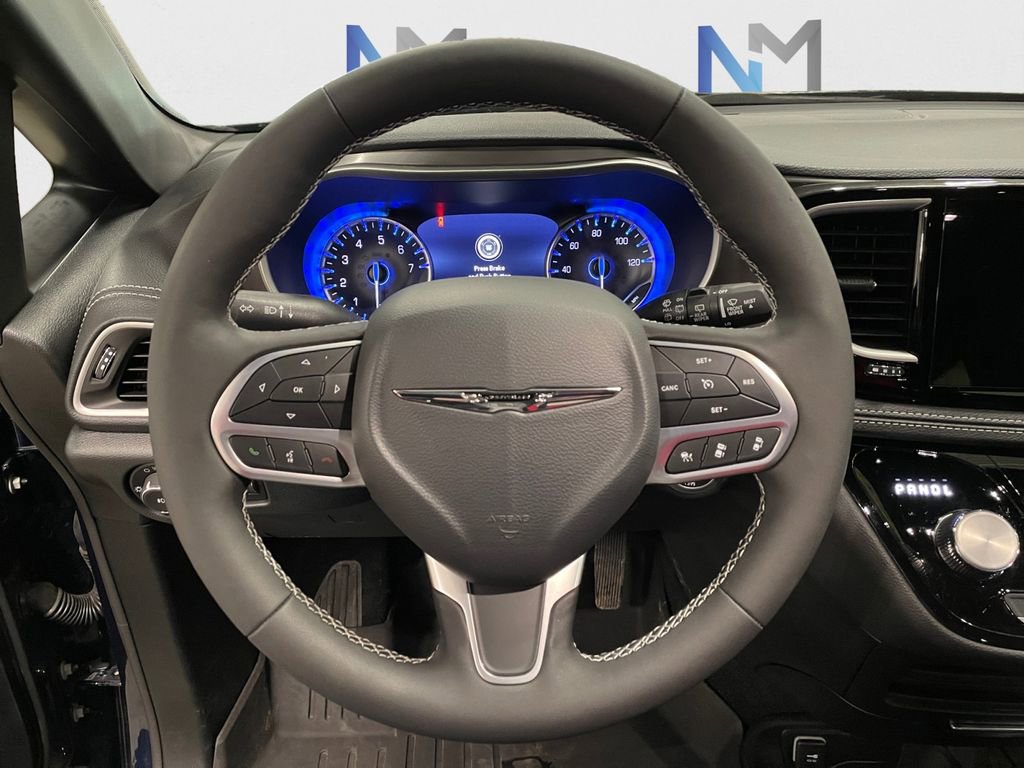 Used 2025 Chrysler Pacifica Select AWD/4WD image 12