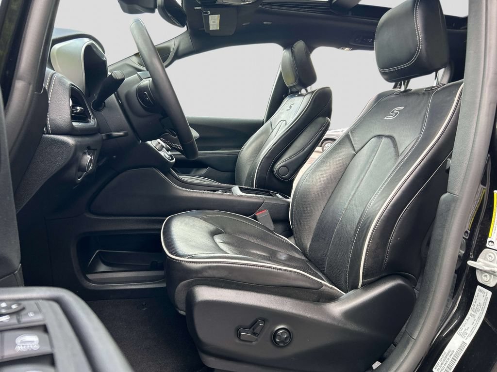 Used 2025 Chrysler Pacifica Limited FWD image 18