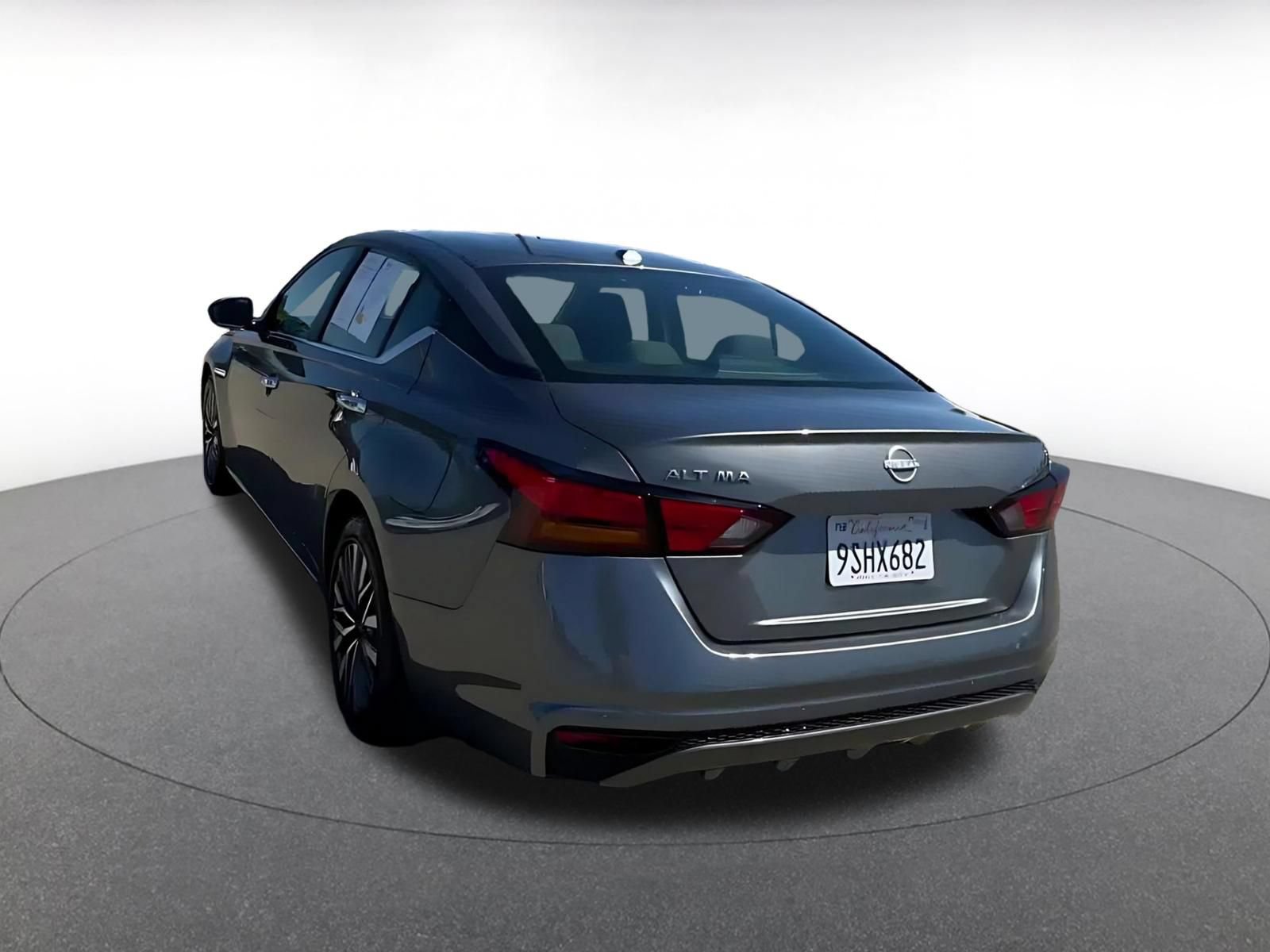 Used 2025 Nissan Altima 2.5 SV FWD image 11