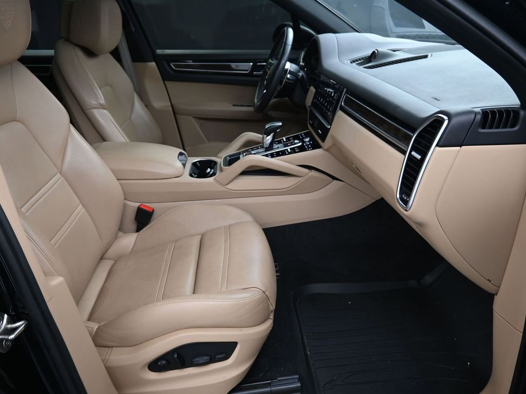 Certified 2023 Porsche Cayenne S Platinum image 28