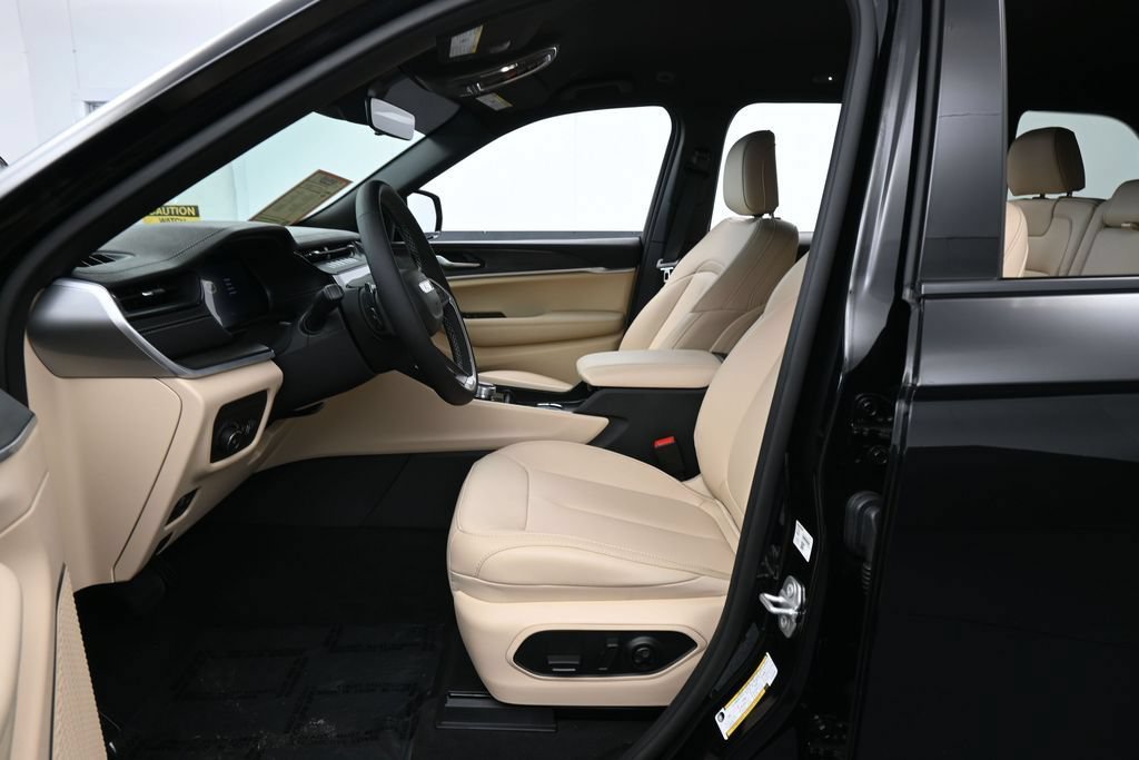 Used 2026 Jeep Grand Cherokee Limited RWD image 11