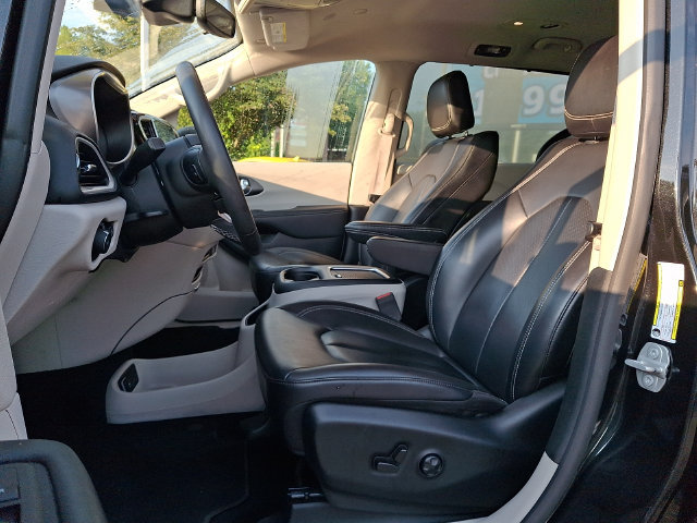 Used 2023 Chrysler Pacifica Touring-L FWD image 13