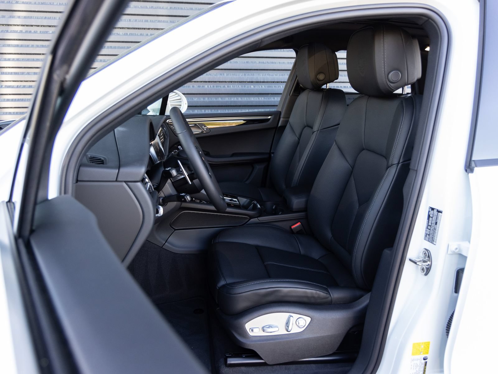 Certified 2026 Porsche Macan AWD/4WD image 5