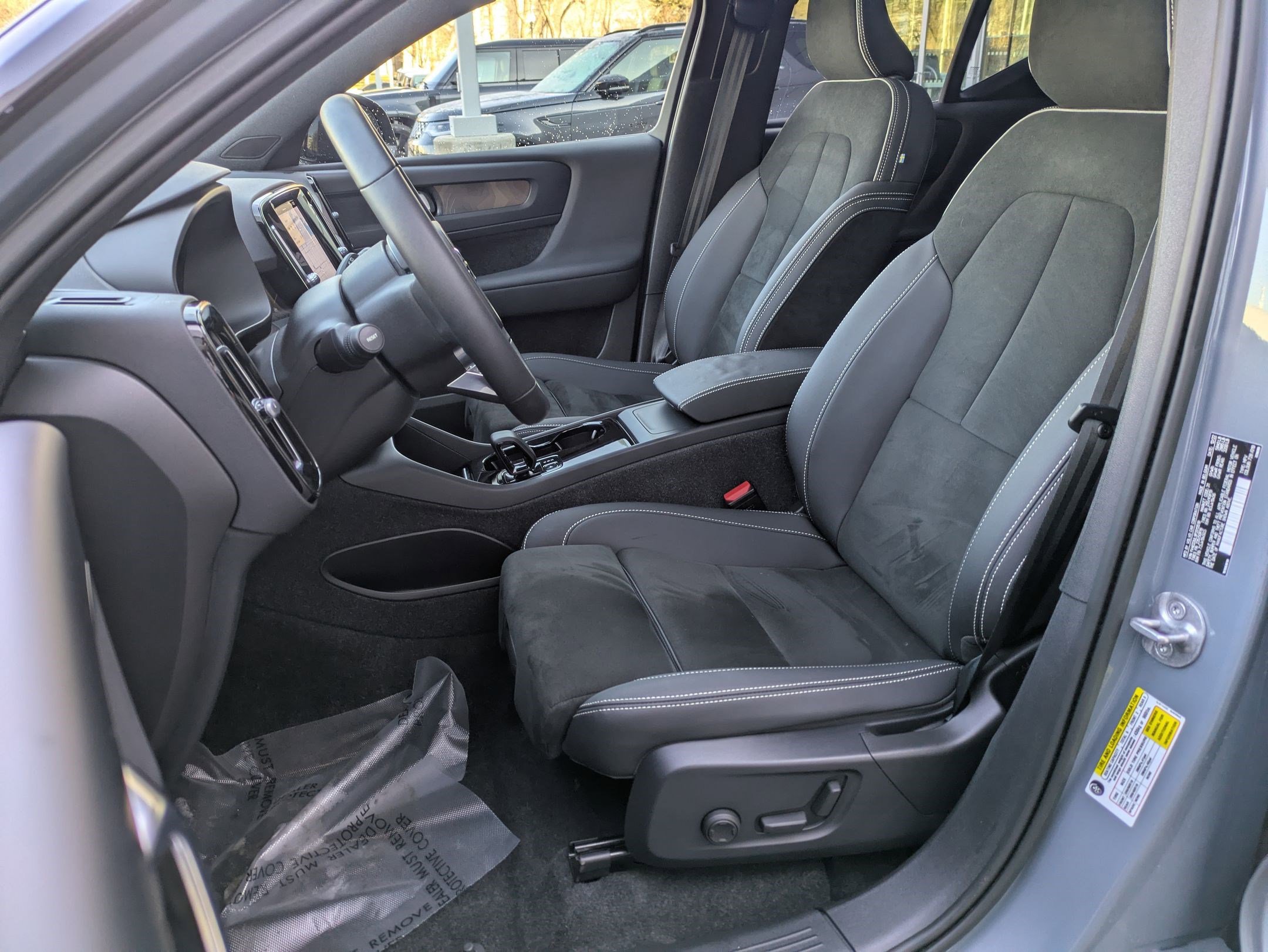 Certified 2023 Volvo XC40 Recharge Plus image 25