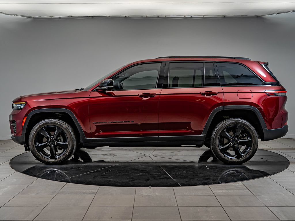 Used 2023 Jeep Grand Cherokee Altitude RWD image 8