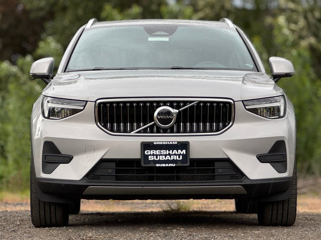 Used 2024 Volvo XC40 B5 Core AWD/4WD image 2