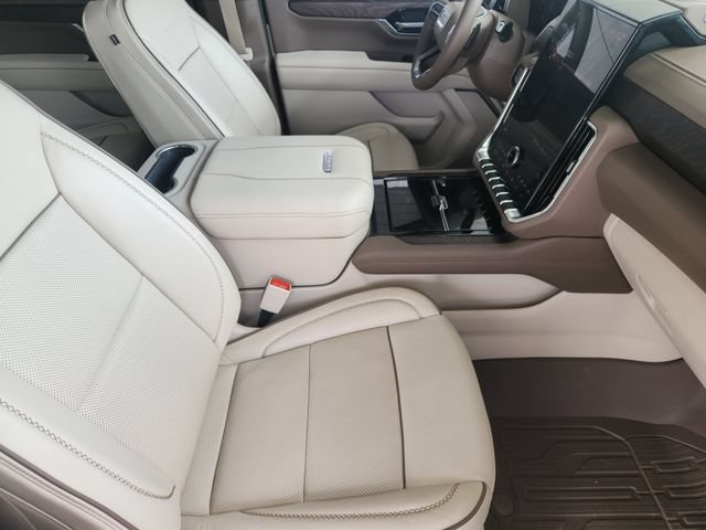 Used 2025 GMC Yukon Denali w/ Sun & Power Step Package RWD image 13