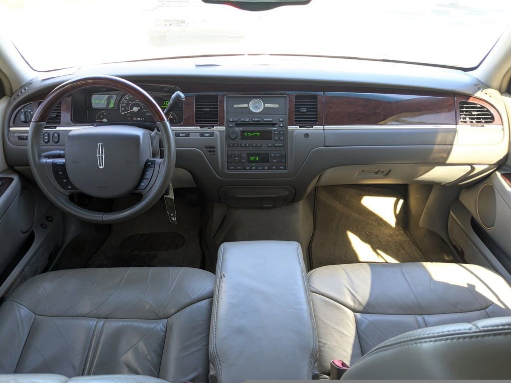 Used 2005 Lincoln Town Car Signature Limited image 14