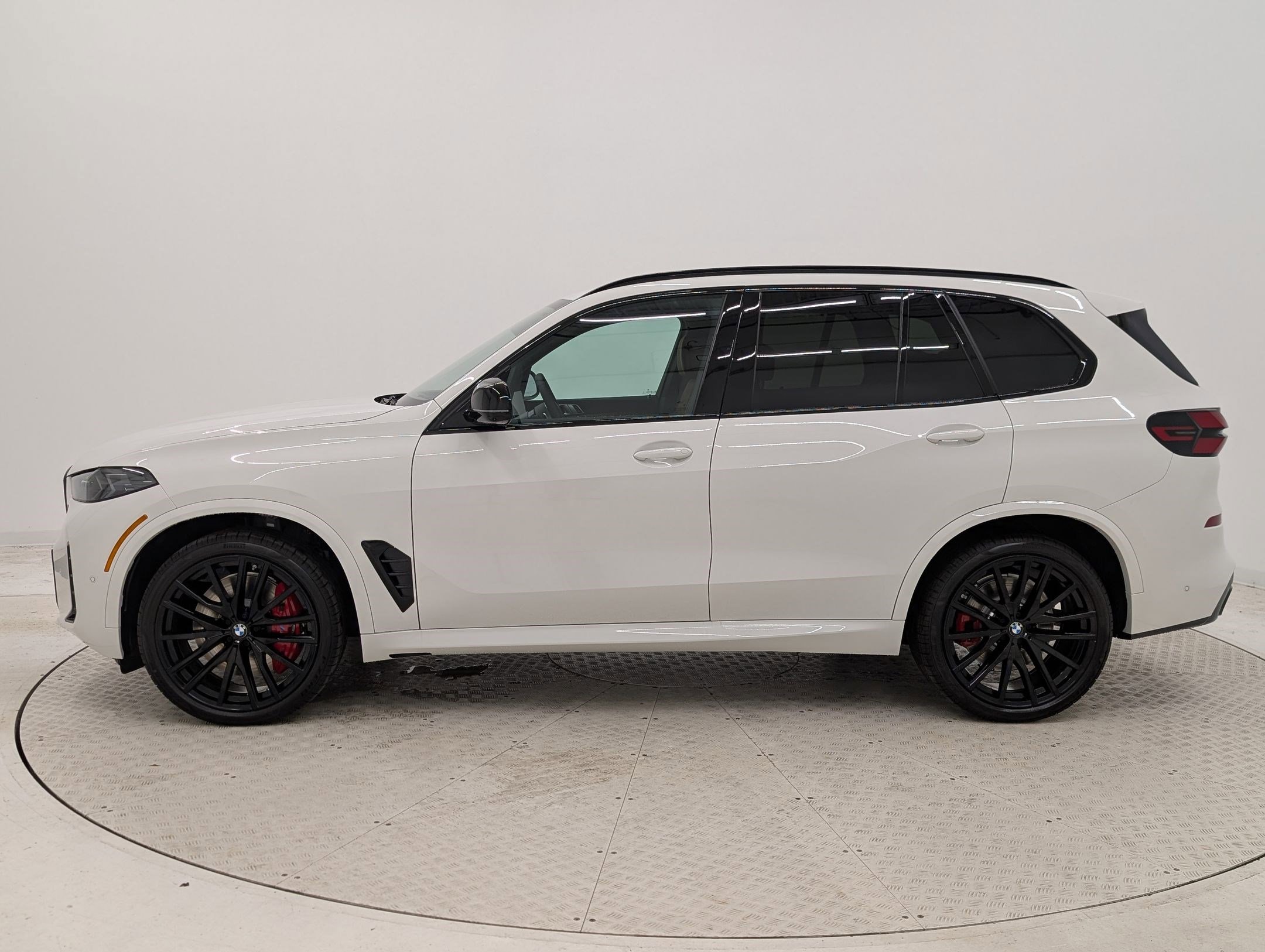 New 2026 BMW X5 M60i image 2