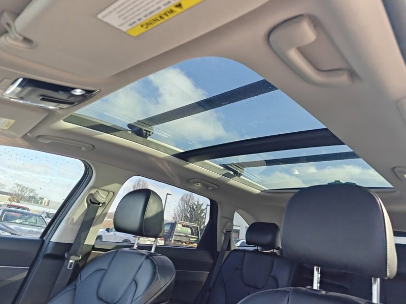 Used 2023 Kia Sorento S w/ Panoramic Sunroof Package image 8