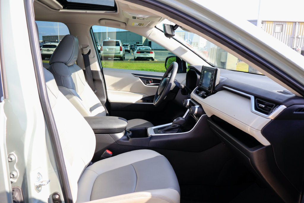 Used 2022 Toyota RAV4 XLE Premium FWD image 10