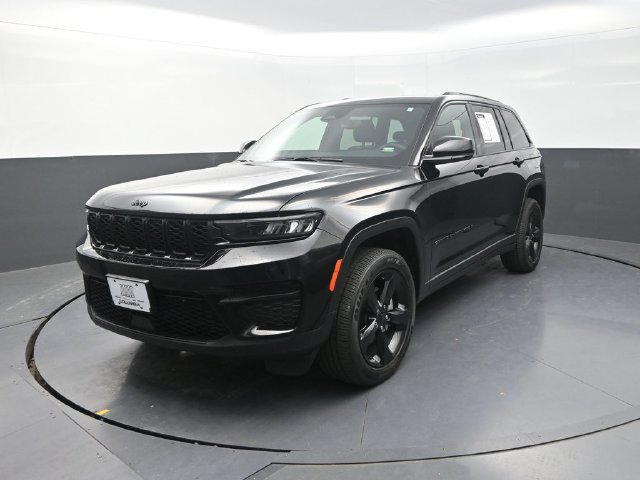 Used 2025 Jeep Grand Cherokee Altitude AWD/4WD image 6
