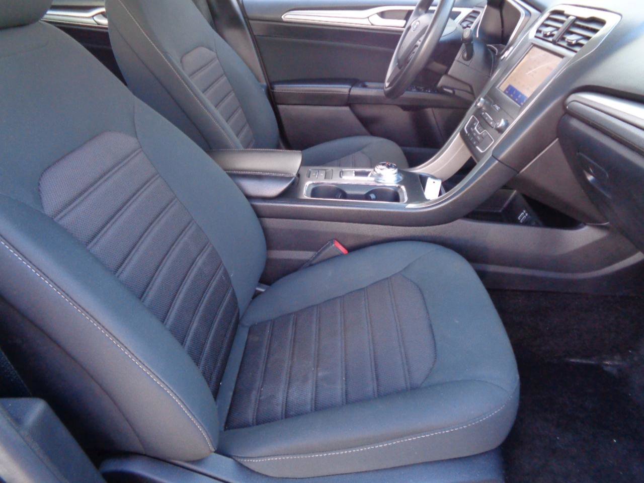 Used 2020 Ford Fusion SE FWD image 31
