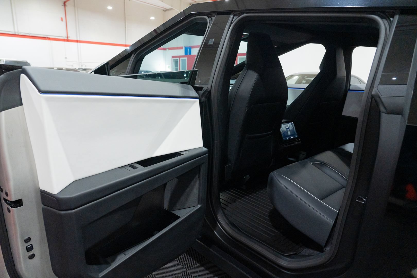 Used 2024 Tesla Cybertruck AWD Crew Cab image 23