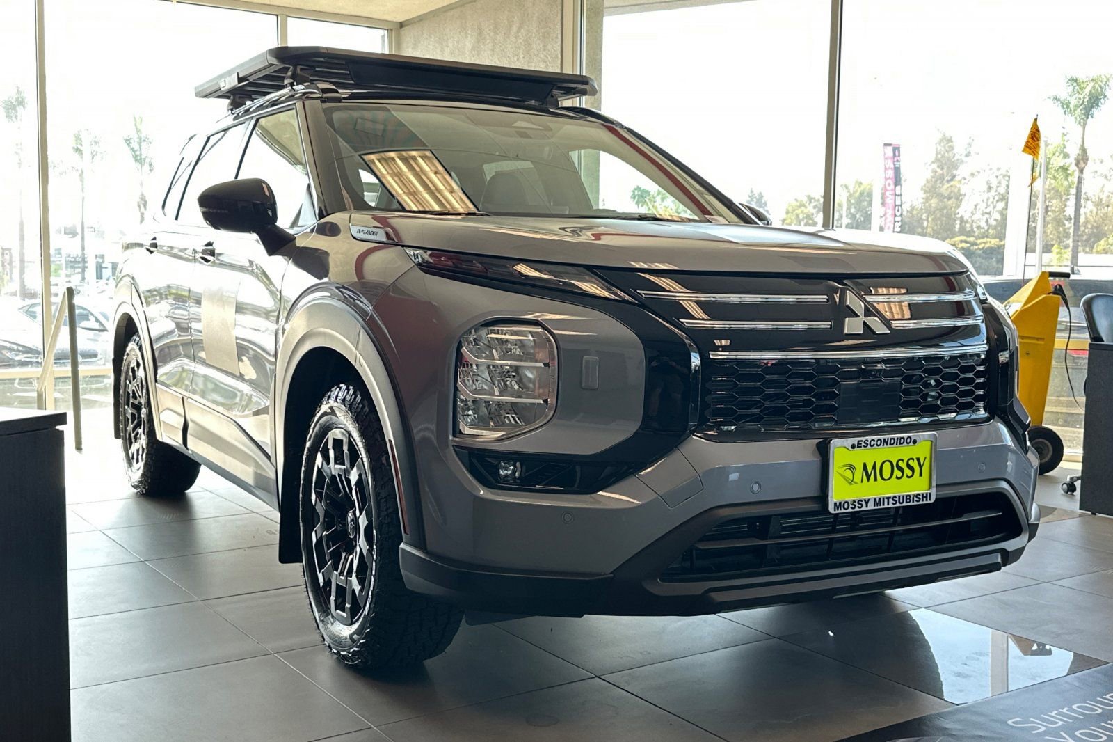 New 2025 Mitsubishi Outlander SE image 2