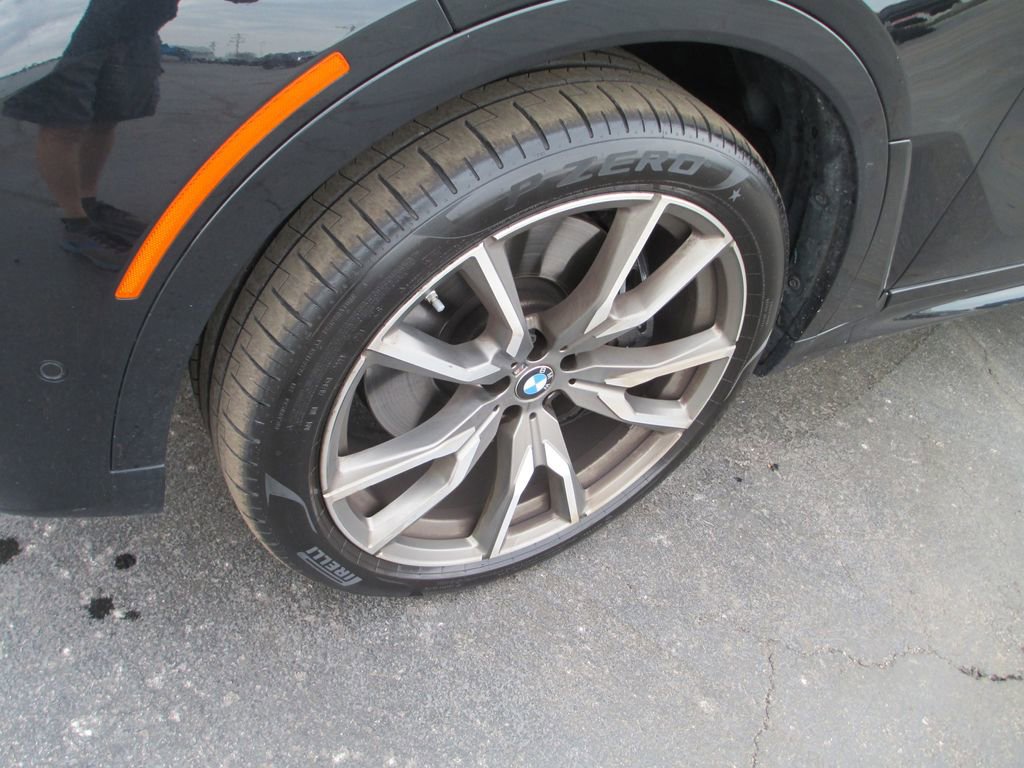 Used 2022 BMW X7 M50i w/ Dynamic Handling Package image 15