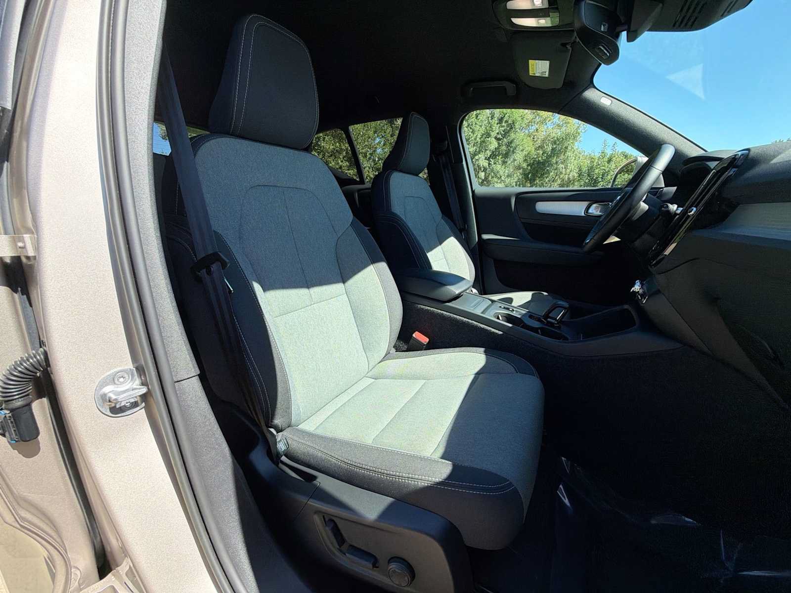 Used 2023 Volvo XC40 B5 Core w/ Convenience Package AWD/4WD image 18