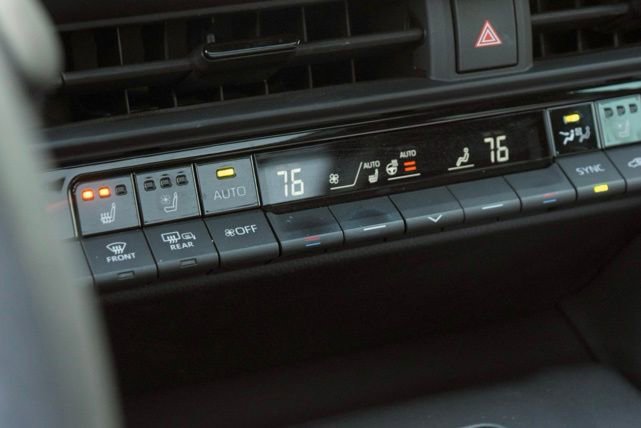 Used 2023 Toyota Crown Limited image 23