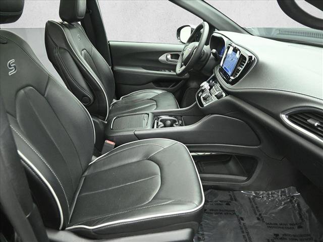 Used 2025 Chrysler Pacifica Limited FWD image 25
