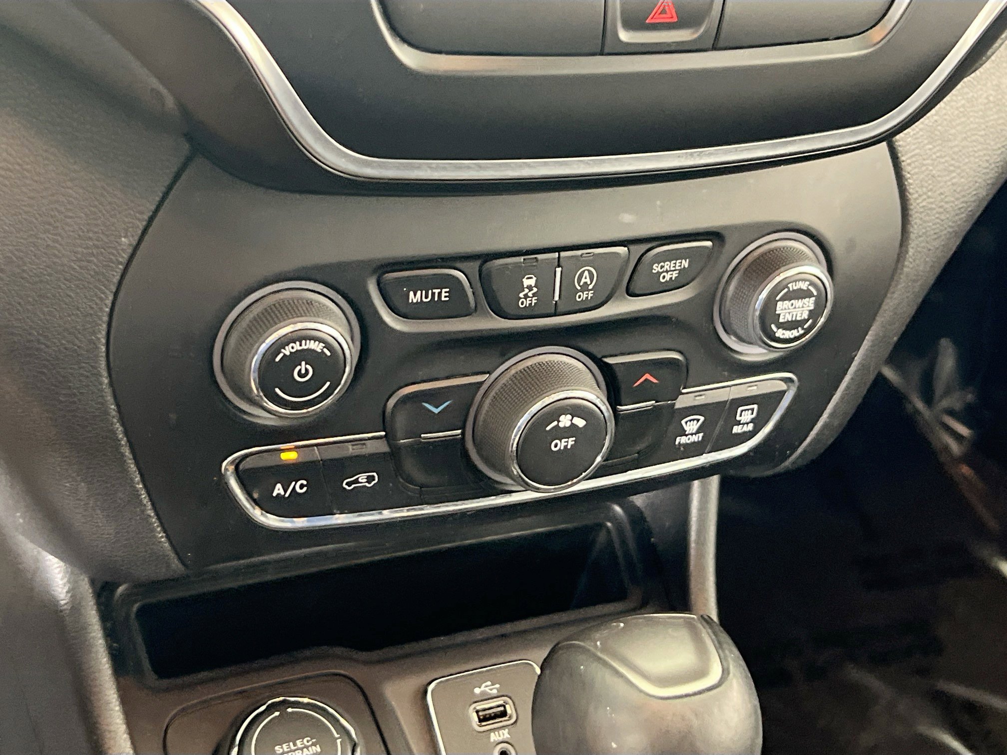 Used 2019 Jeep Cherokee Latitude Plus w/ Cold Weather Group image 15