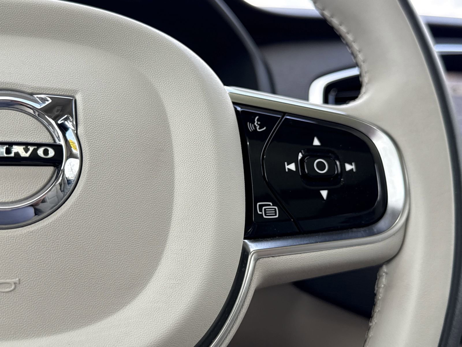 Used 2024 Volvo XC90 T8 Plus w/ Protection Package Premier image 19