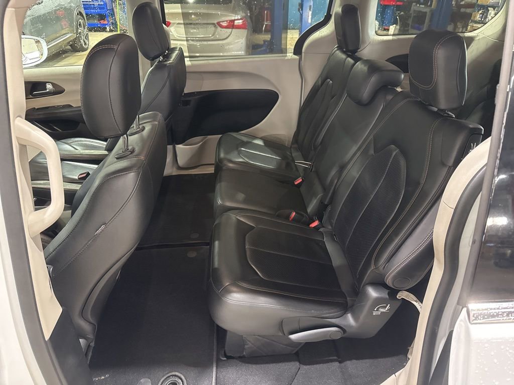 Used 2018 Chrysler Pacifica Touring-L image 31