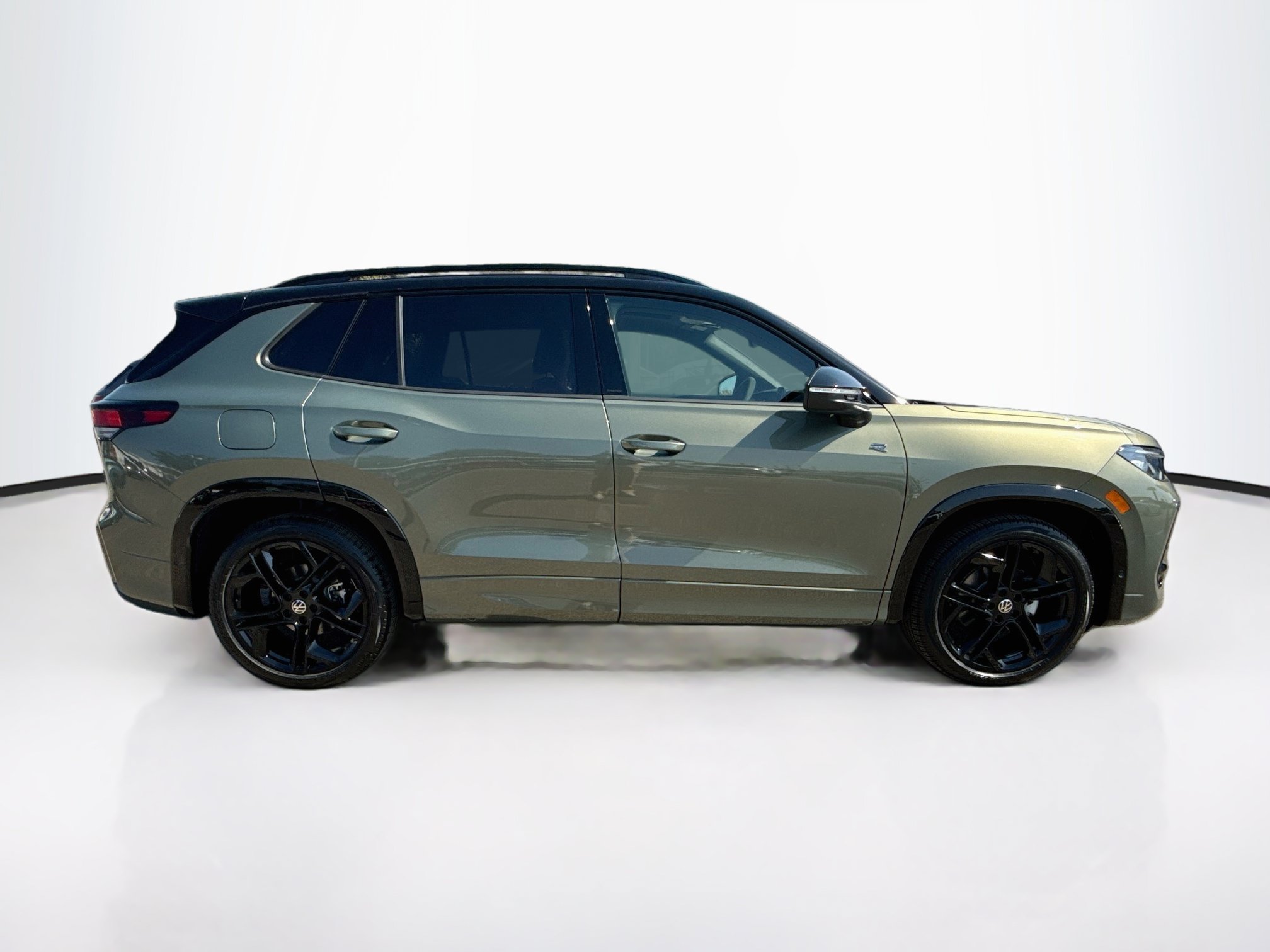 Used 2026 Volkswagen Tiguan SE R-Line FWD image 2