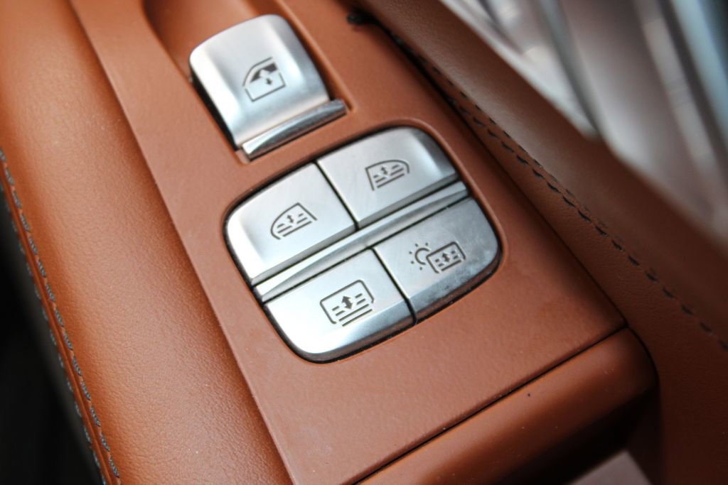 Used 2024 BMW X7 M60i w/ Executive Package image 36