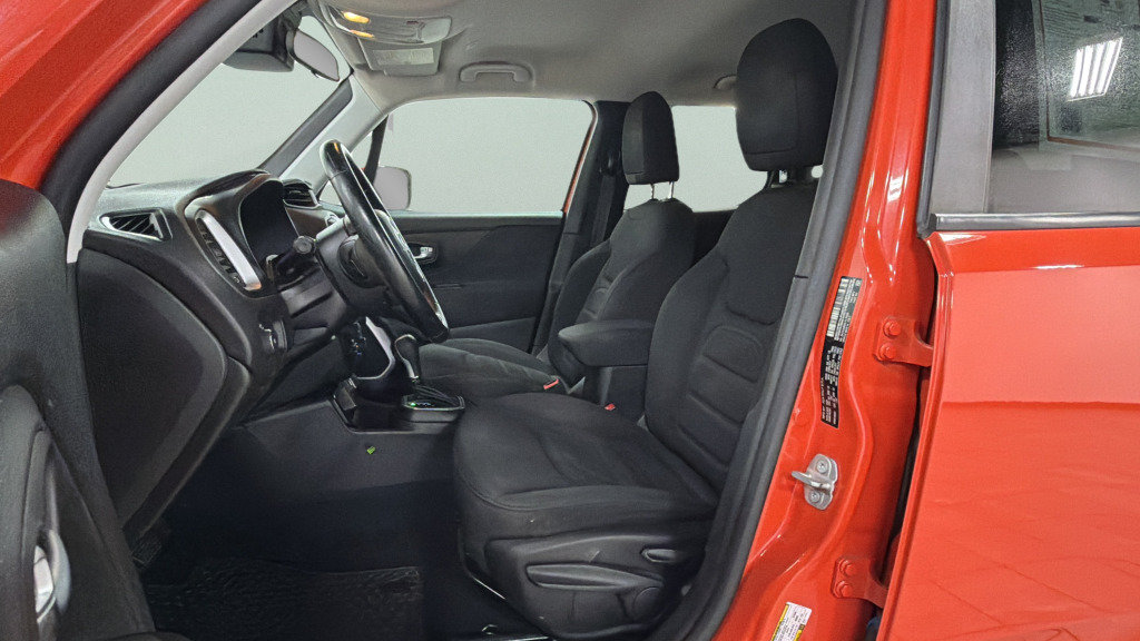 Used 2020 Jeep Renegade Latitude w/ Cold Weather Group FWD image 16