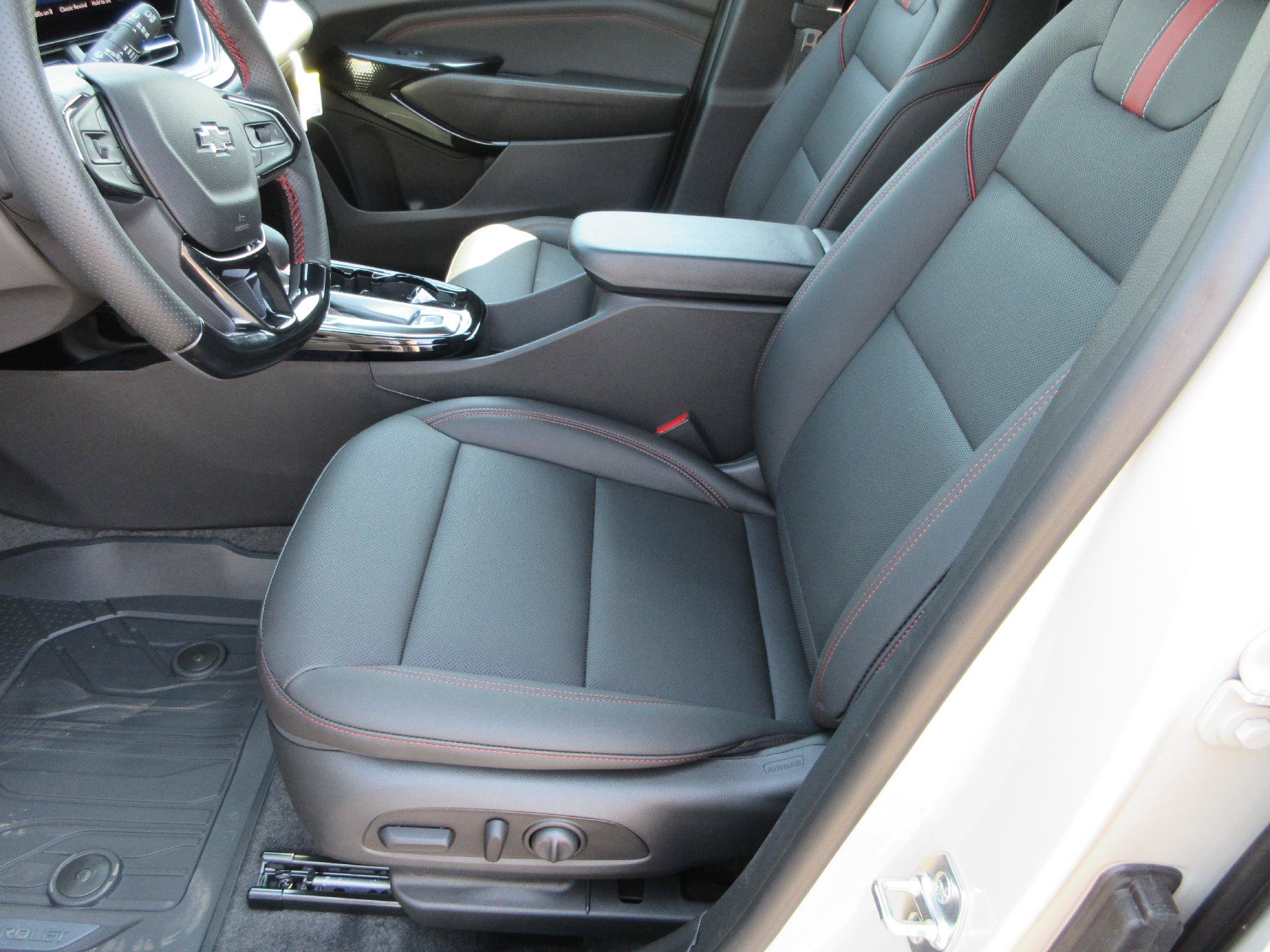 New 2026 Chevrolet Trax RS w/ Sunroof Package FWD image 10