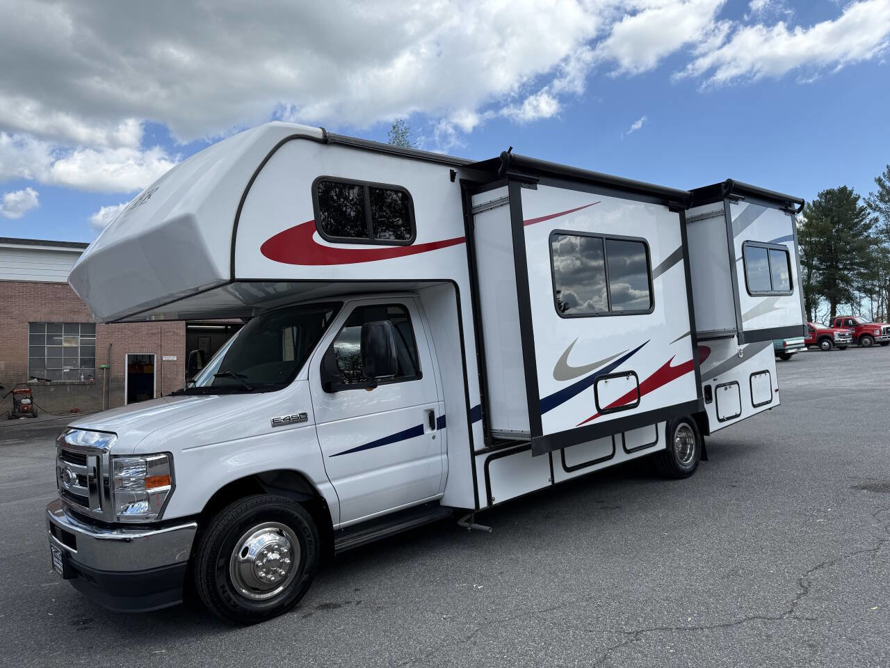 Used 2022 Ford E-450 and Econoline 450 Super Duty w/ Motorhome Prep Package RWD image 5