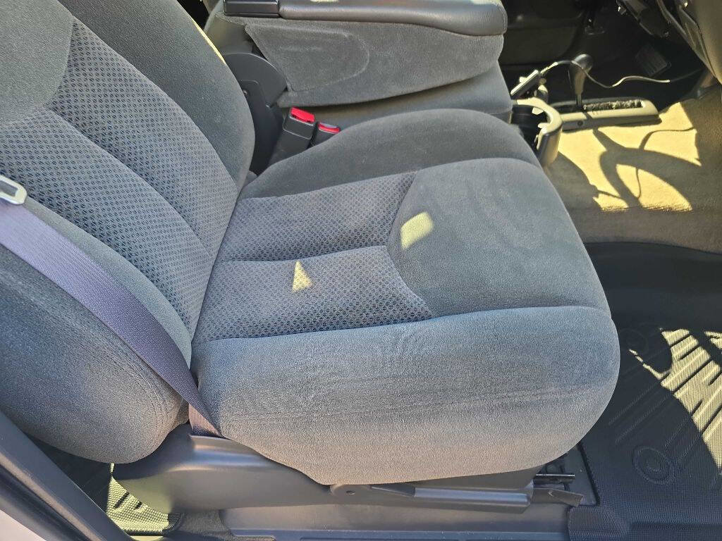 Used 2004 Chevrolet Silverado 3500 4x4 Crew Cab w/ Heavy-Duty Power Package image 27