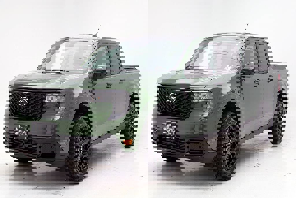 Used 2025 Ford Maverick XLT w/ Black Appearance Package image 2