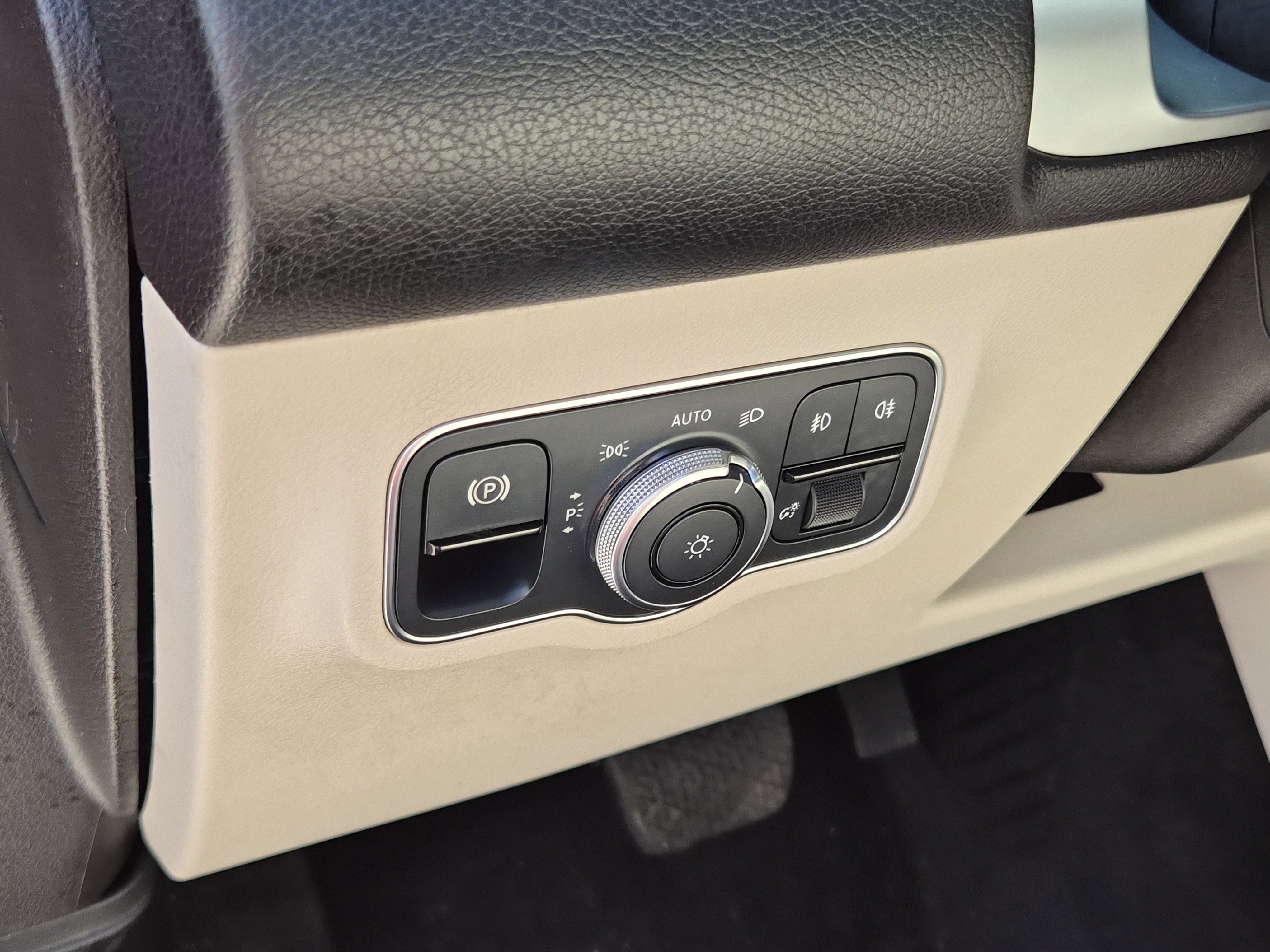 Used 2021 Mercedes-Benz GLB 250 4MATIC w/ Premium Package image 24