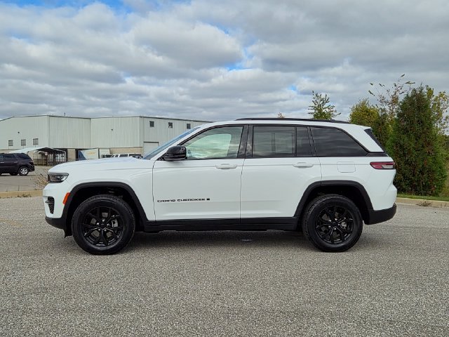 Used 2024 Jeep Grand Cherokee Altitude AWD/4WD image 8