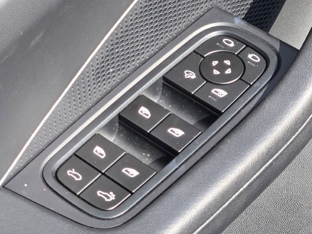 Used 2025 Porsche Macan Electric image 18