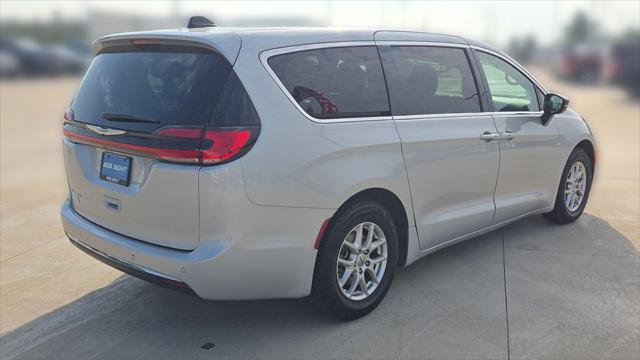 Certified 2024 Chrysler Pacifica Touring-L FWD image 6