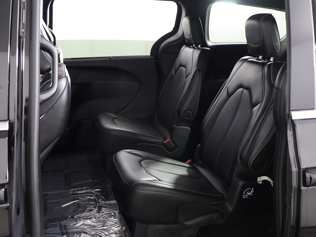 Used 2025 Chrysler Pacifica Select image 27