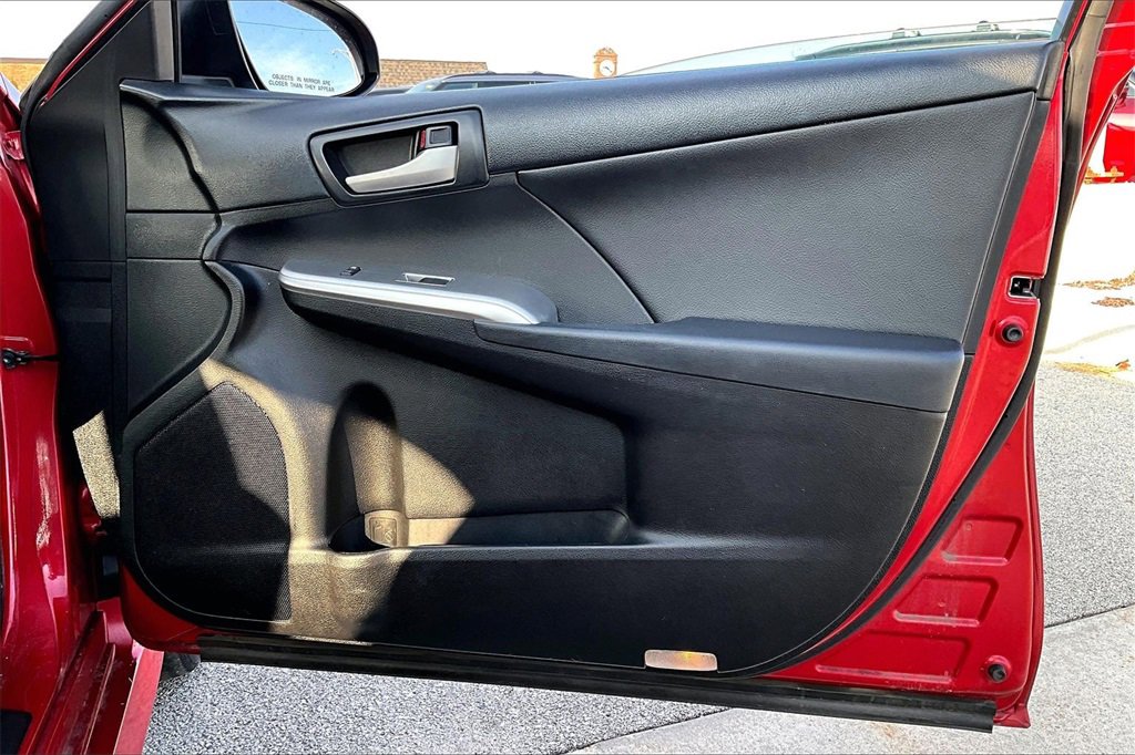 Used 2013 Toyota Camry SE image 25