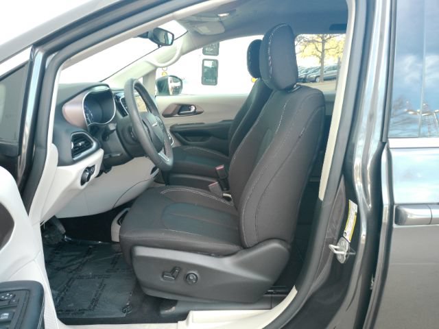 Used 2023 Chrysler Voyager LX image 14