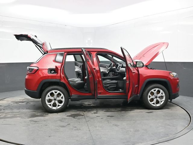 Used 2025 Jeep Compass Latitude AWD/4WD image 40