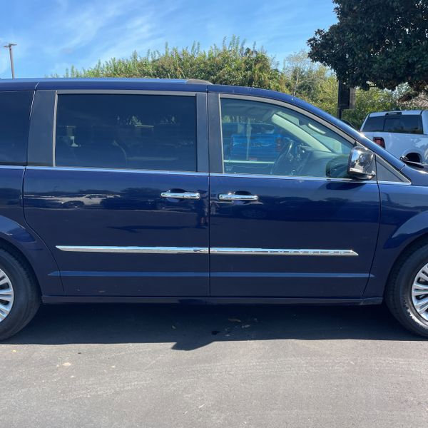 Used 2015 Chrysler Town & Country Limited image 12