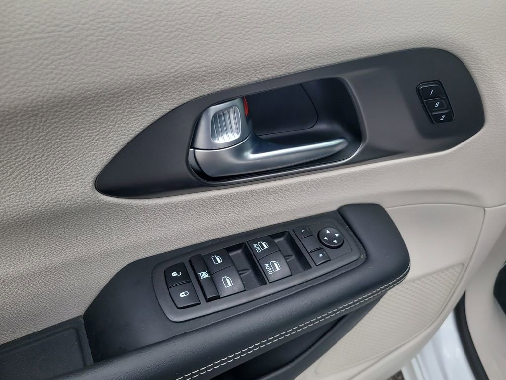 Used 2024 Chrysler Pacifica Touring-L image 15