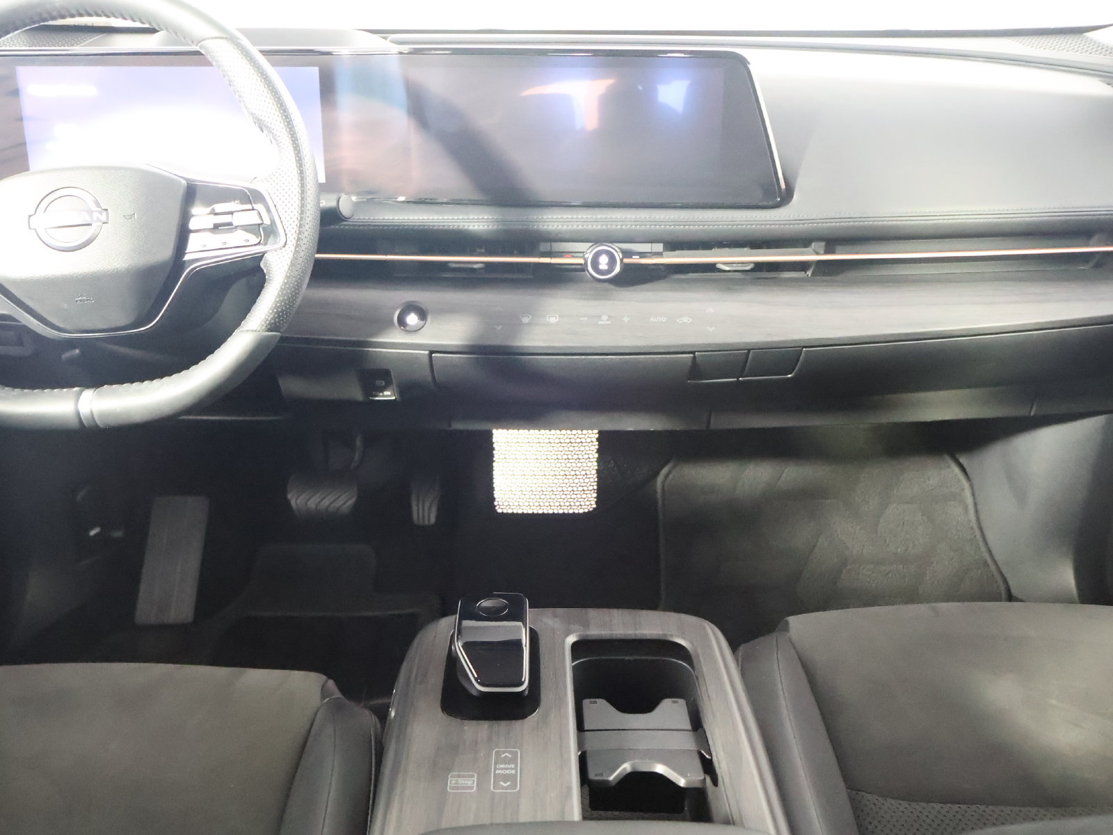 Used 2024 Nissan Ariya AWD image 26