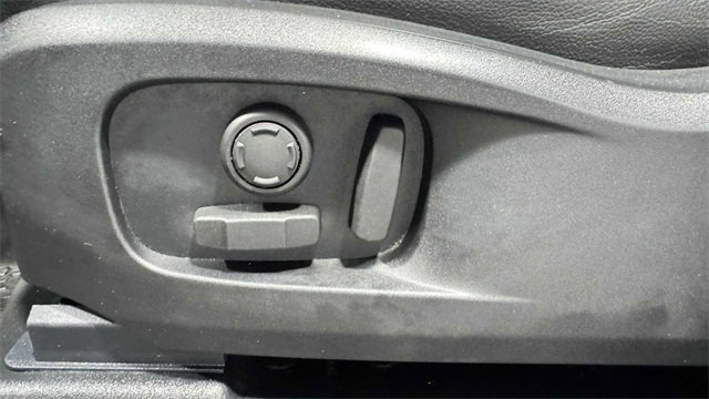 Used 2020 Land Rover Defender 110 SE image 25