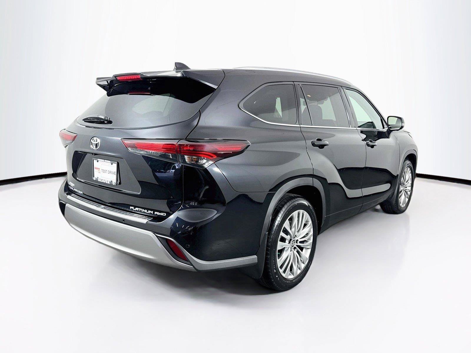 Certified 2025 Toyota Highlander Platinum AWD/4WD image 2