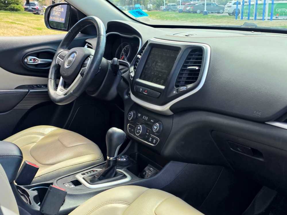 Used 2017 Jeep Cherokee Limited w/ Luxury Group AWD/4WD image 26