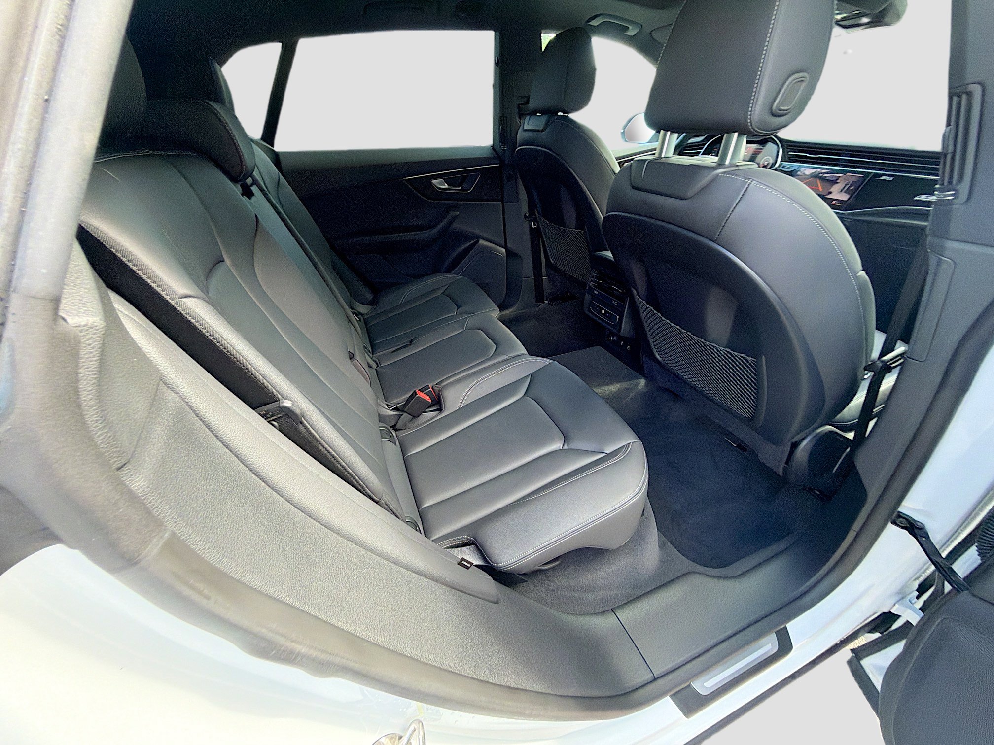 Used 2023 Audi Q8 Premium image 29